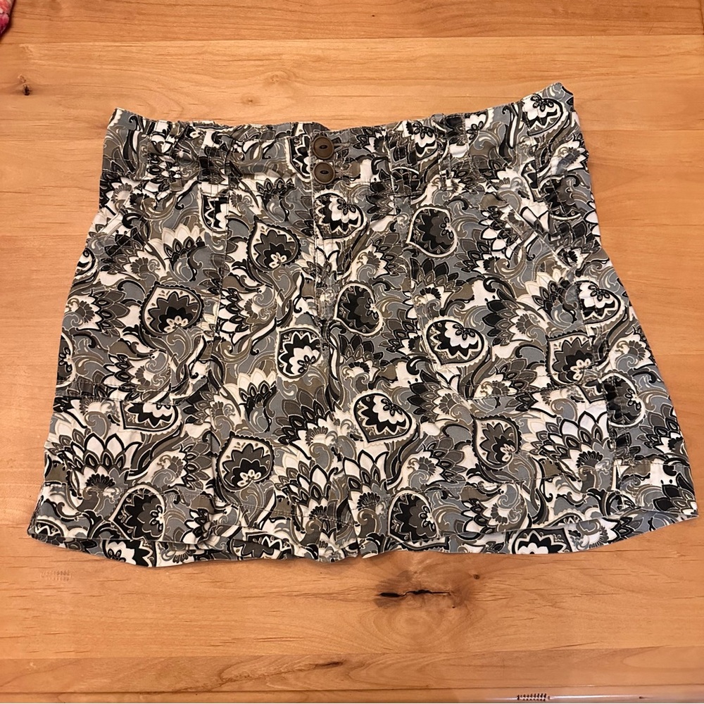 Aventura Floral /Paisley Organic Cotton Gray and White Women's Shorts 8